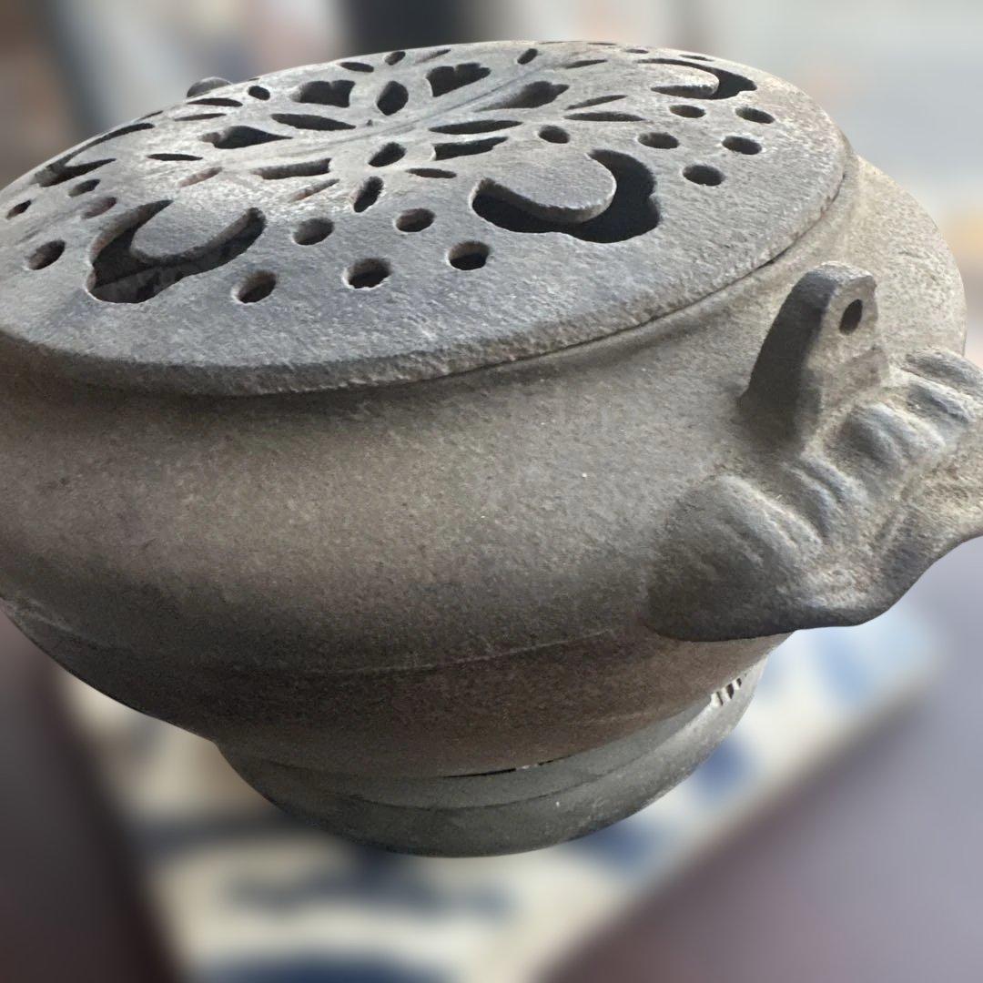 ヴィンテージ　装飾的な鉄製鍋 花模様タイル付き