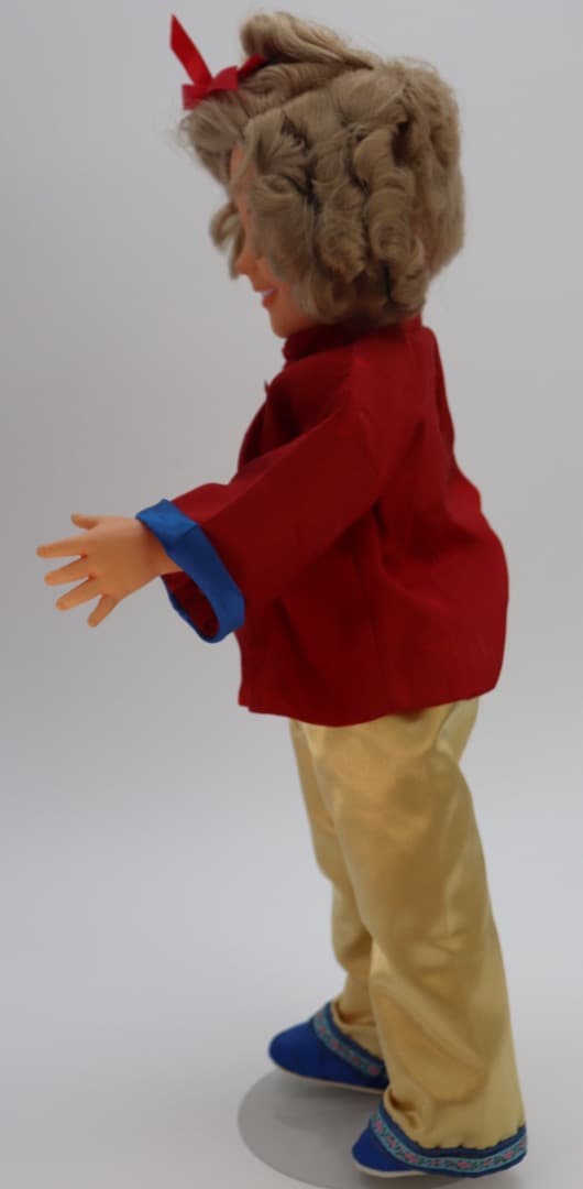 シャーリーテンプル　赤と金の衣装の人形