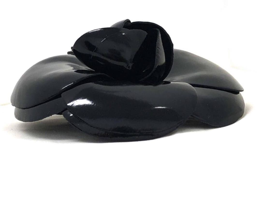 T01/156 CHANEL シャネル ブローチ カメリア CCマーク パテント