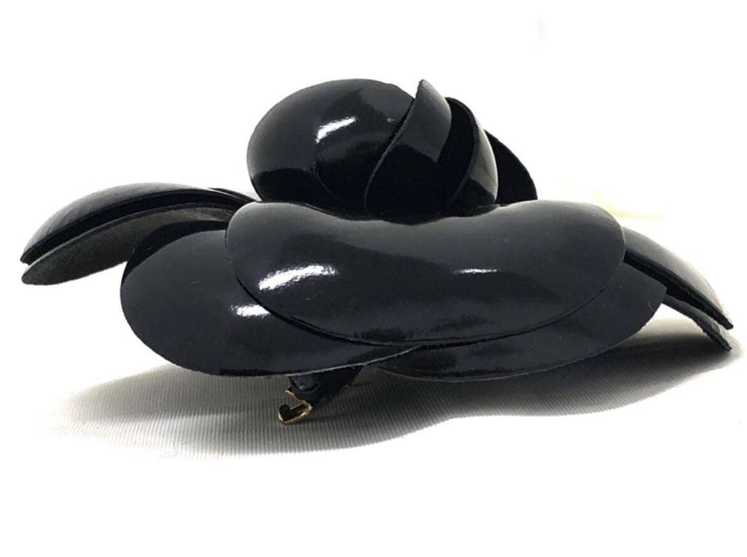 T01/156 CHANEL シャネル ブローチ カメリア CCマーク パテント