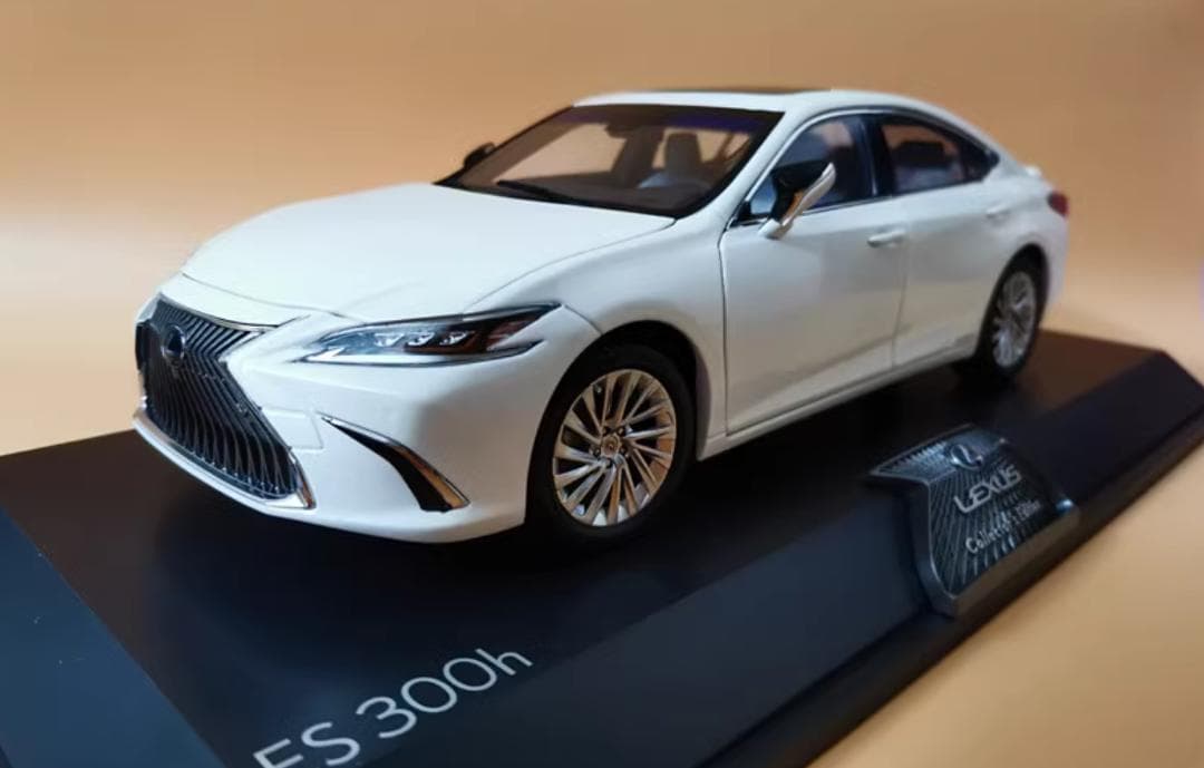 限定版1/18 レクサスES300H 模型ミニカー完成品　展示台付き　白