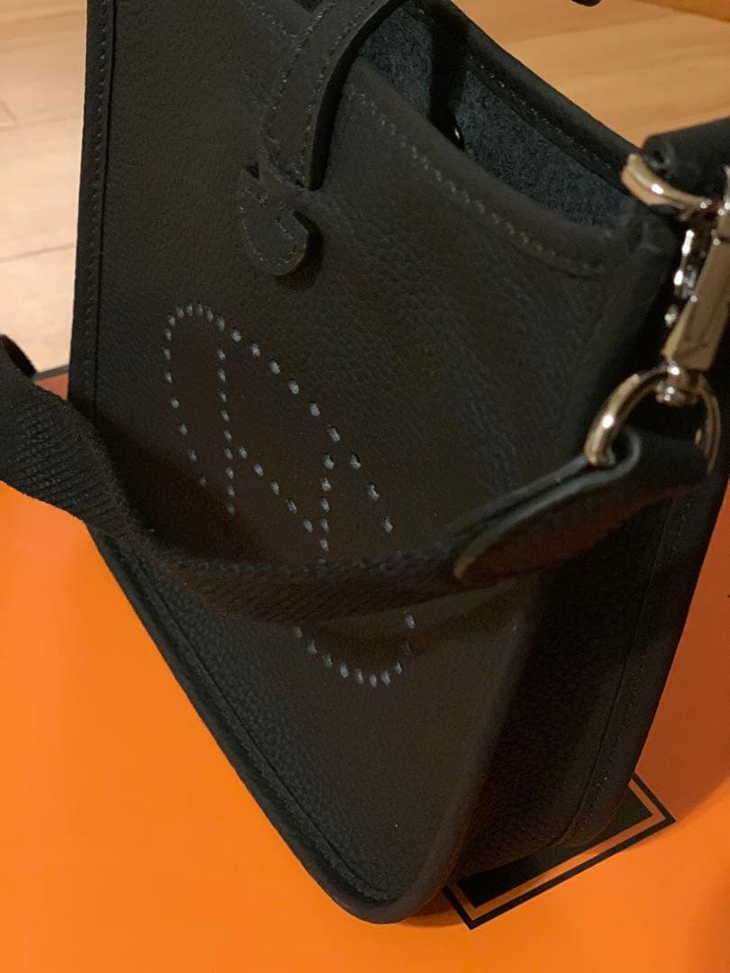 Hパンチング ショルダーバッグ Hロゴ ストラップ 高級革 ブラック