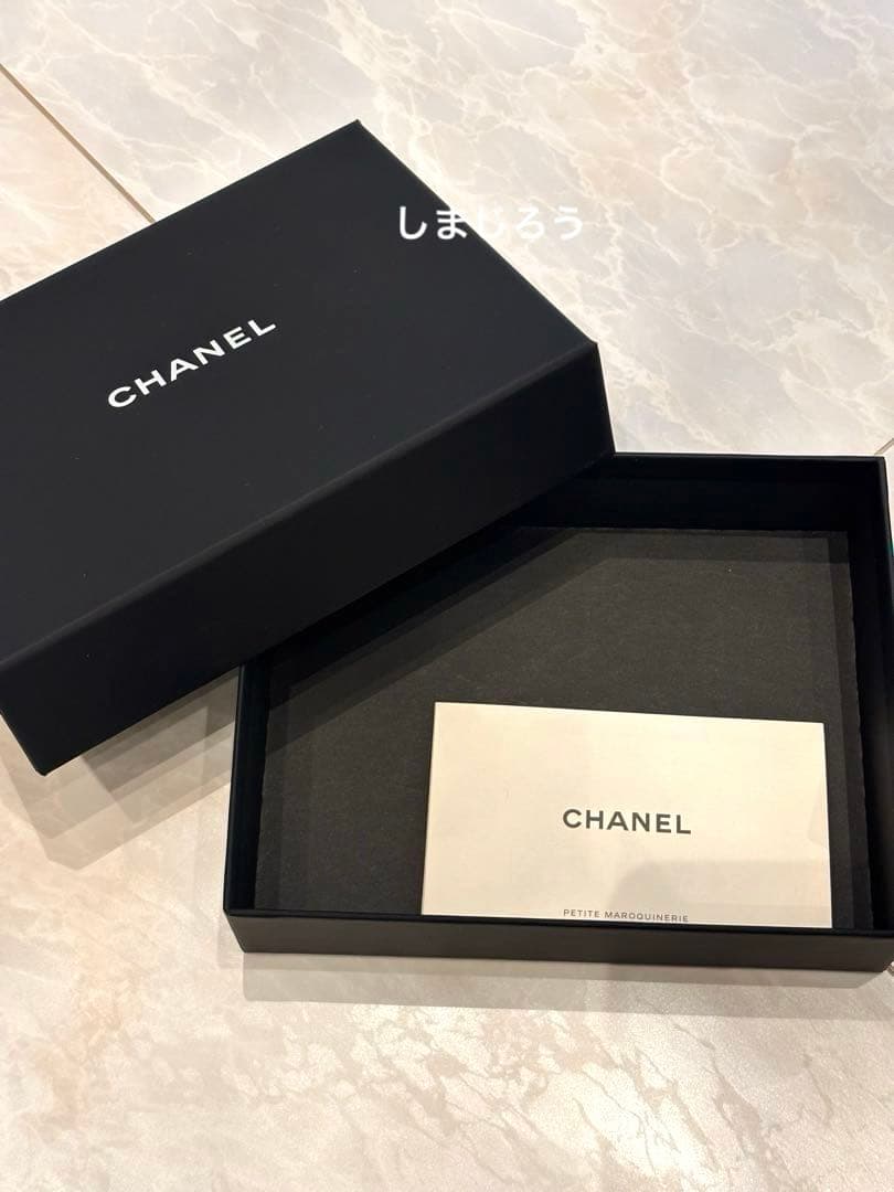 2025 CHANEL クリスマスホリデーラッピング　チャーム&リボン　紙袋付