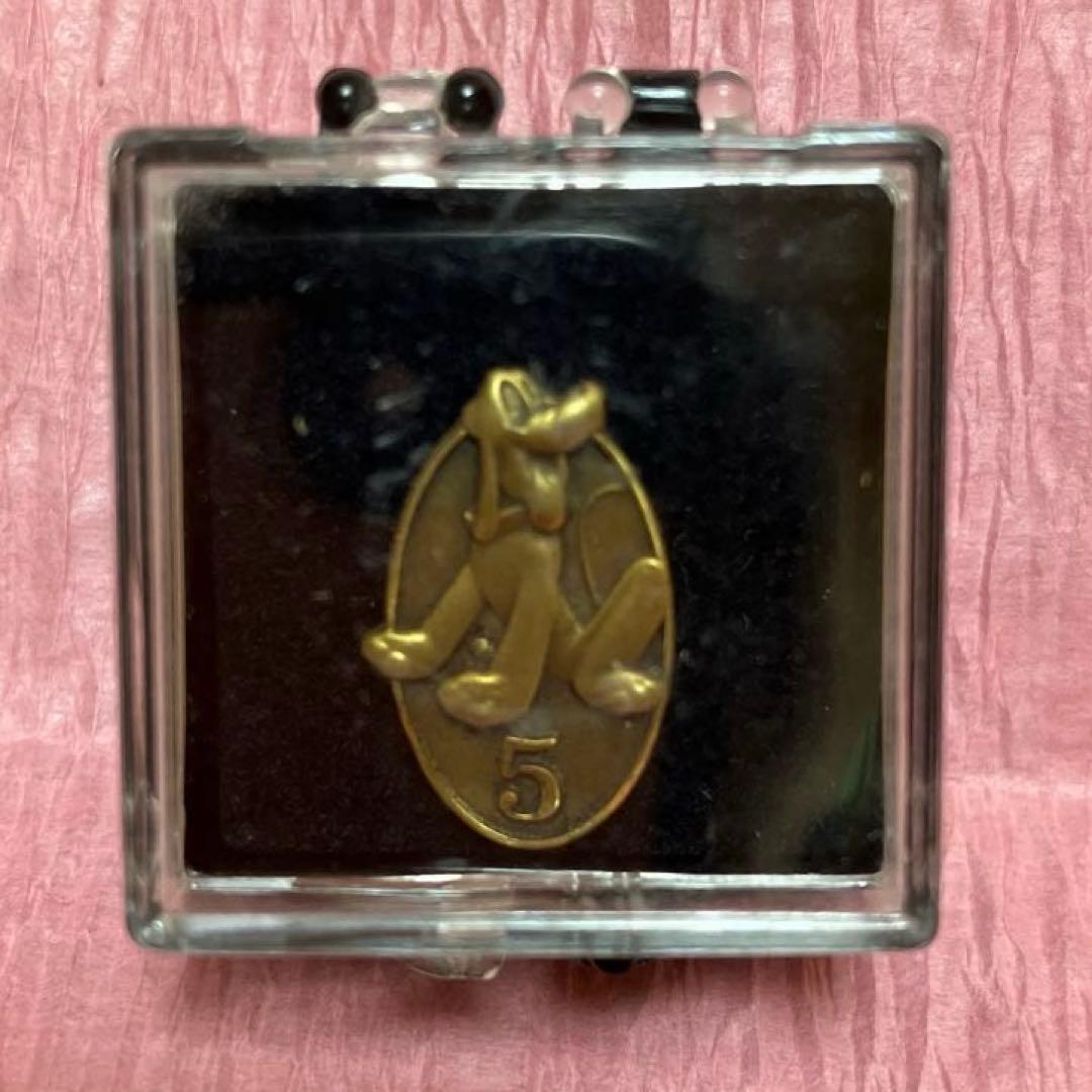 ディズニー　ピン　キャスト　勤続ピン　５年　プルート