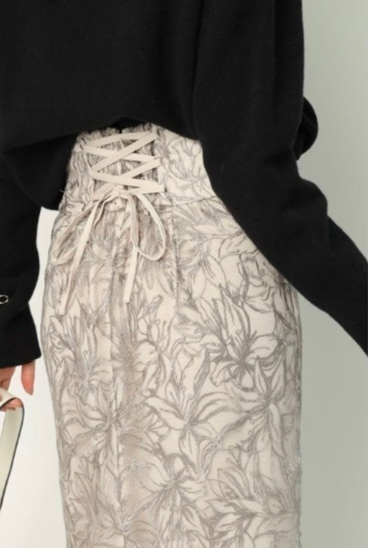 Apuweiser-riche アプワイザーリッシェ　ライン刺繍タイトスカート