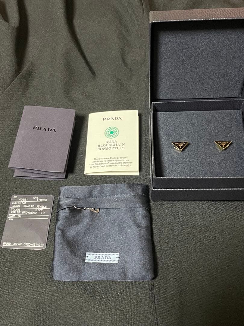 PRADA プラダ　エナメルメタル　ピアス