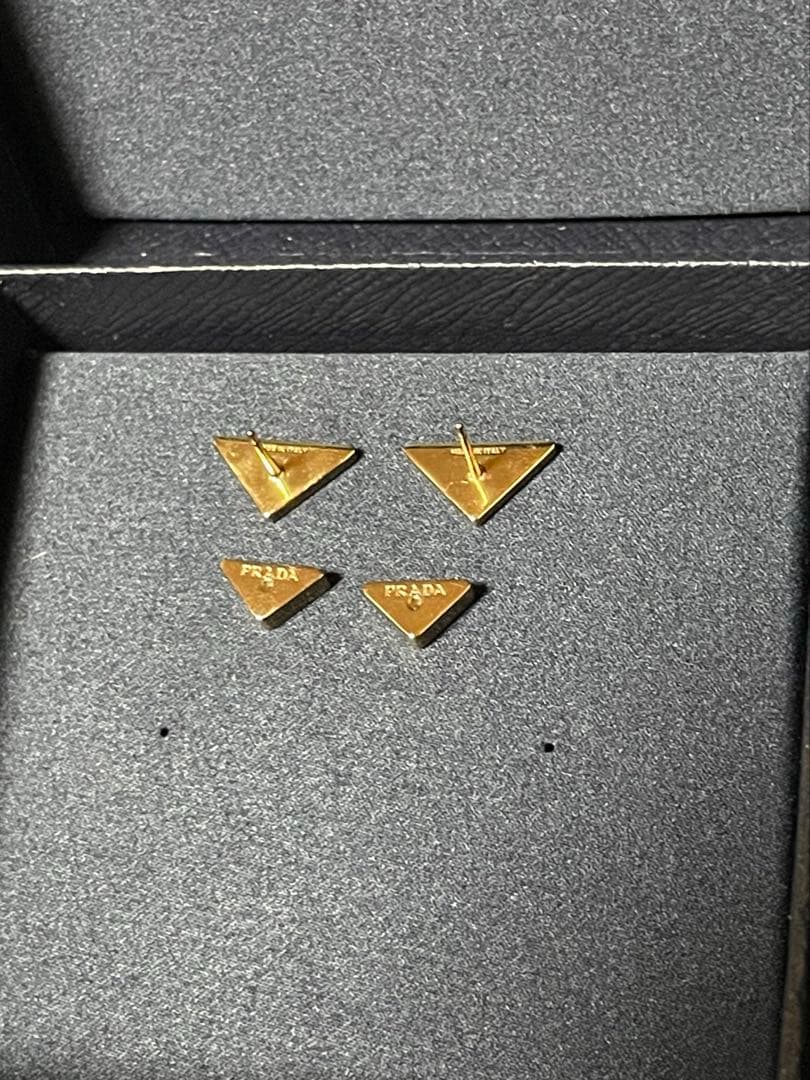 PRADA プラダ　エナメルメタル　ピアス