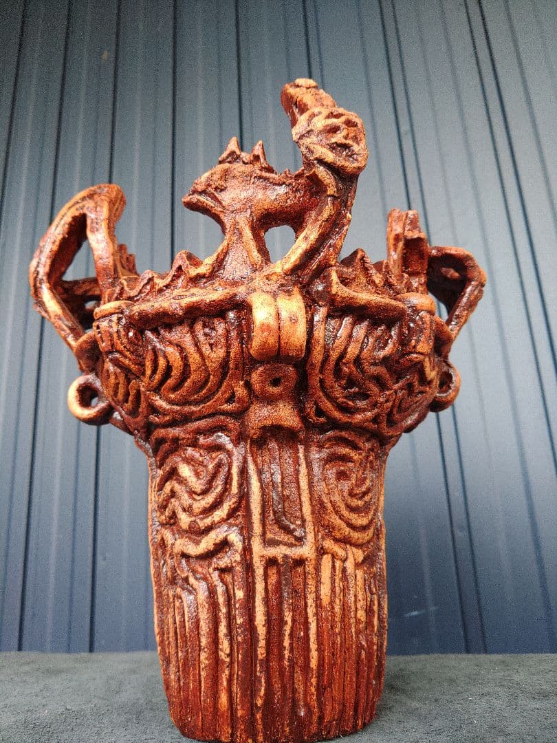 火焔型土器 三条の縄文　高さ250ｍｍ　幅250ｍｍ　重さ3ｋｇ