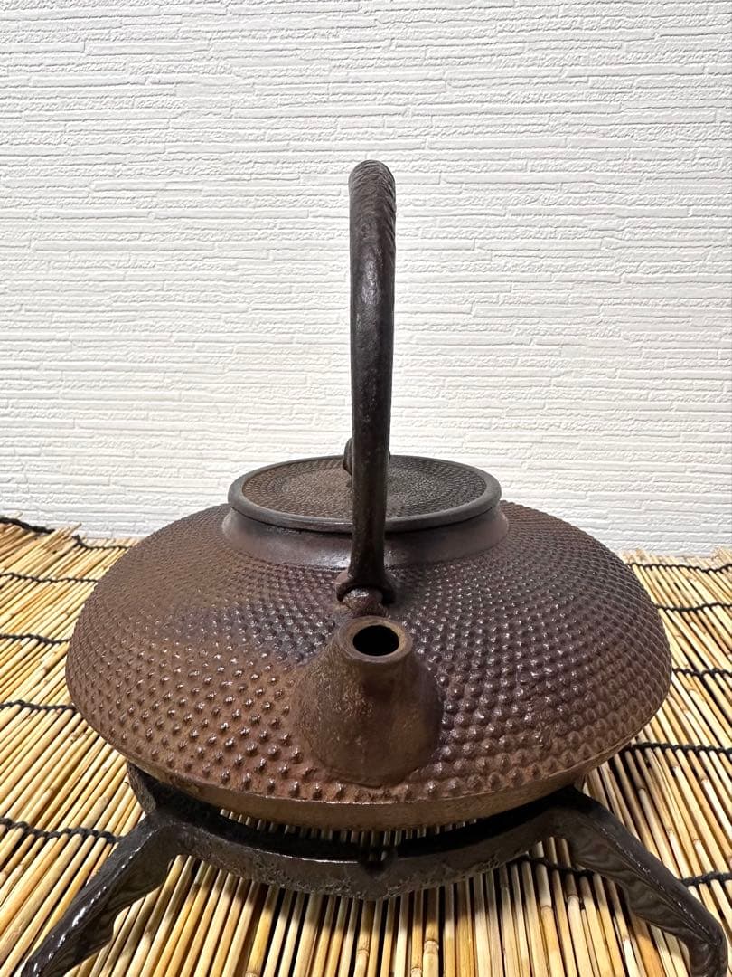 未使用品、栞付　敬典工房正寿堂山正　人間国宝髙橋敬典作独楽型　南部鉄瓶　南部鉄器