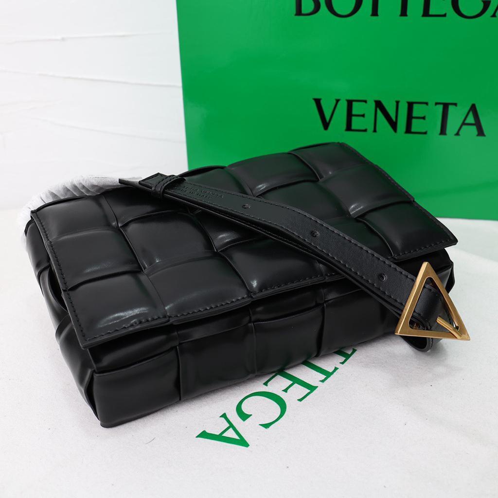 大人気！BVブラックレザーキルティングショルダーバッグ