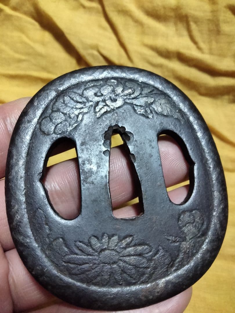 珍品　鉄鍔　鐔　(八代永吉作　菊花象嵌図)　江戸時代　志水永吉　甚吾　箱付き