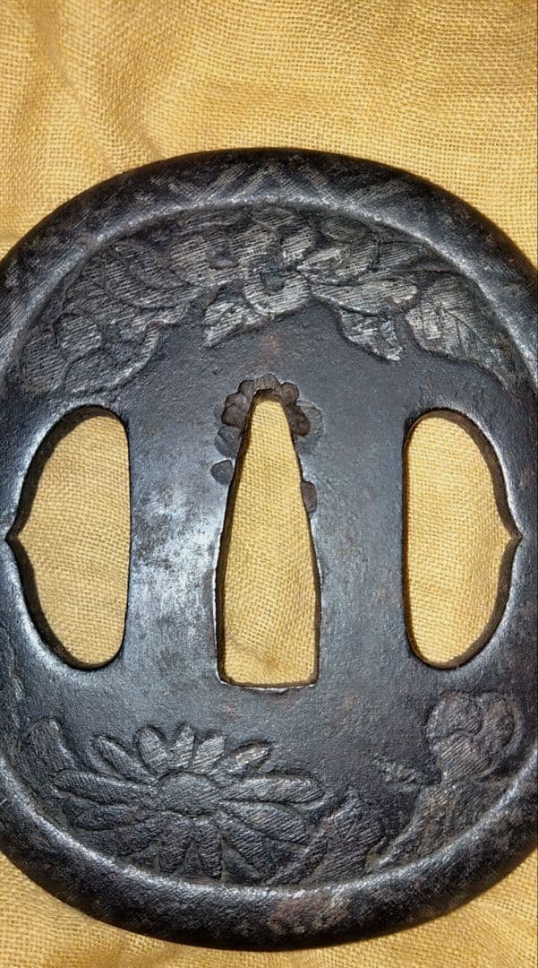 珍品　鉄鍔　鐔　(八代永吉作　菊花象嵌図)　江戸時代　志水永吉　甚吾　箱付き