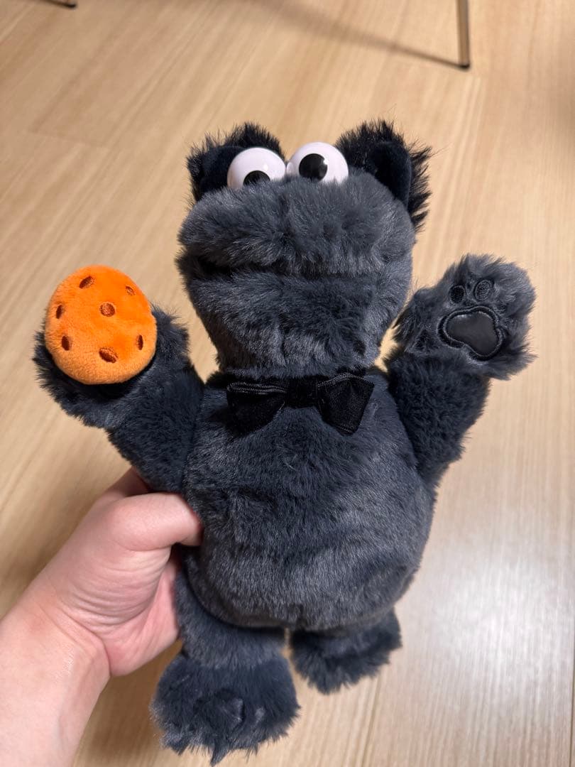 クッキーを持ったハロウィン限定のぬいぐるみ（クッキーモンスター)