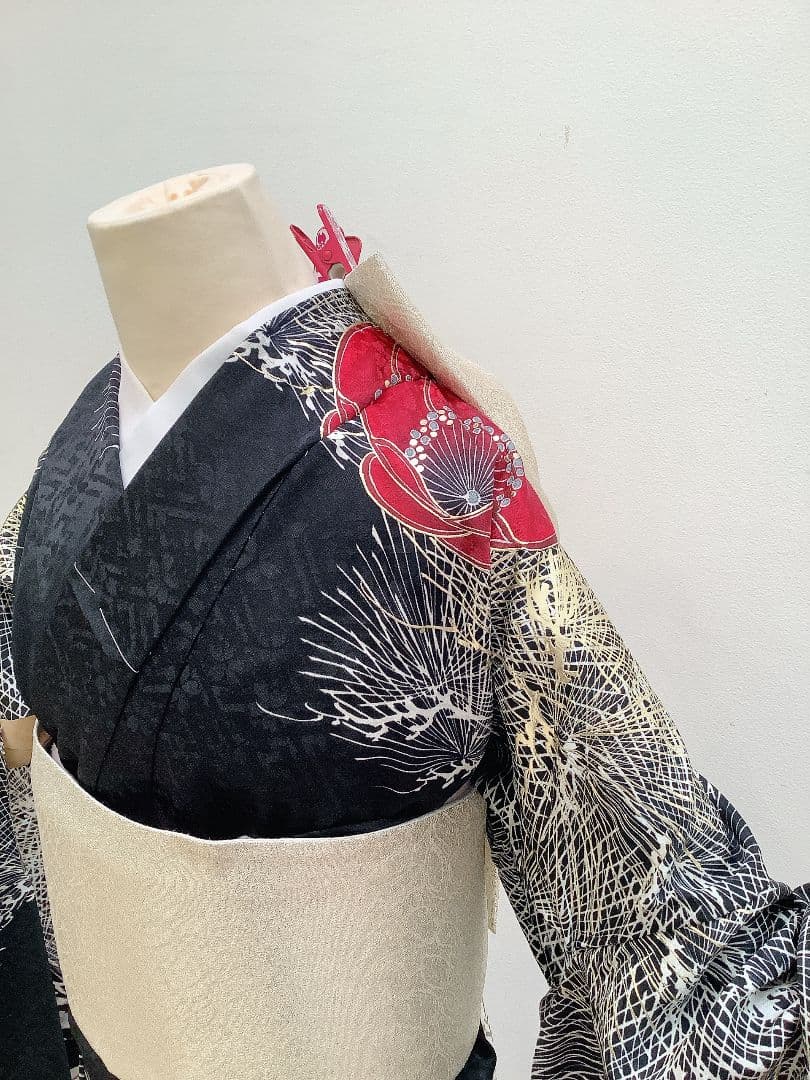 中村里砂　振袖　黒