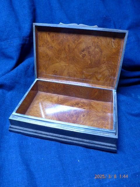 スターリングシルバーの刻印のある箱です。506gあります