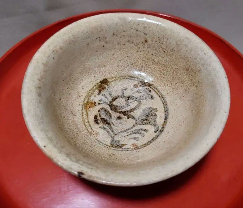 スコータイ鉄絵花文茶碗　粉引