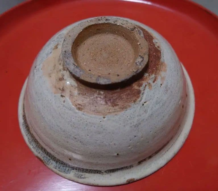 スコータイ鉄絵花文茶碗　粉引