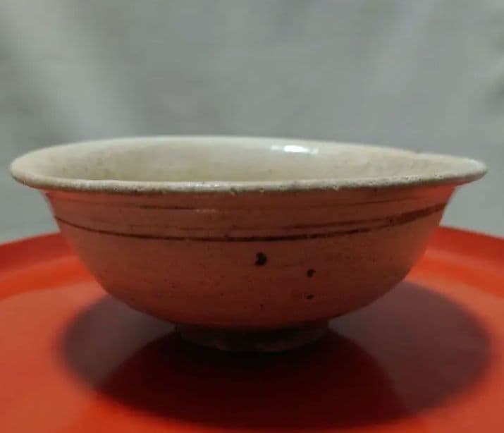 スコータイ鉄絵花文茶碗　粉引