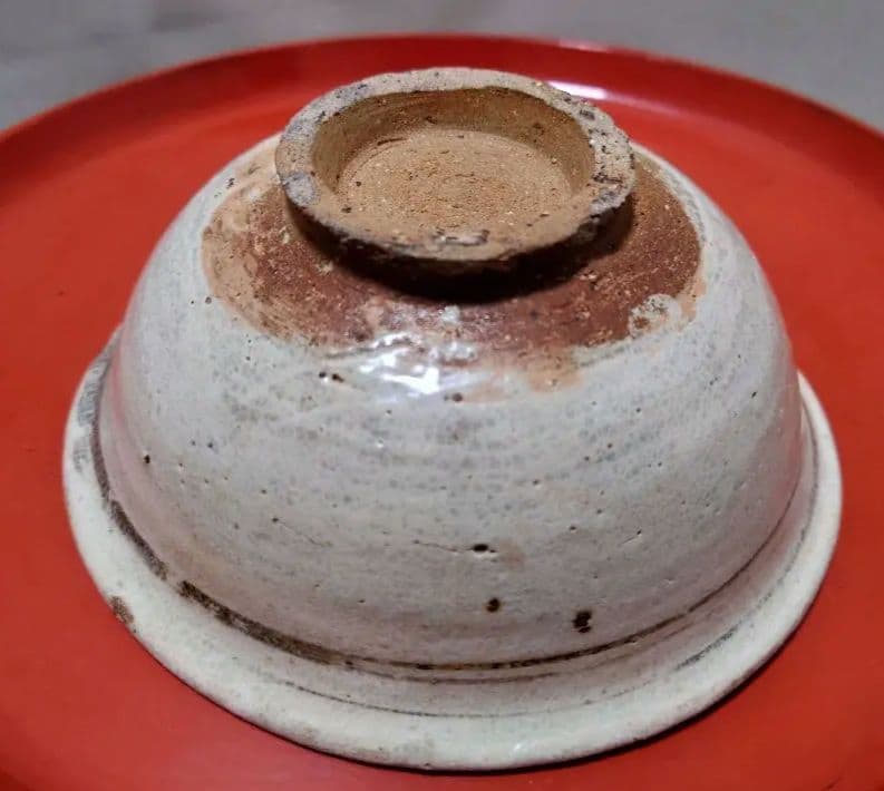 スコータイ鉄絵花文茶碗　粉引