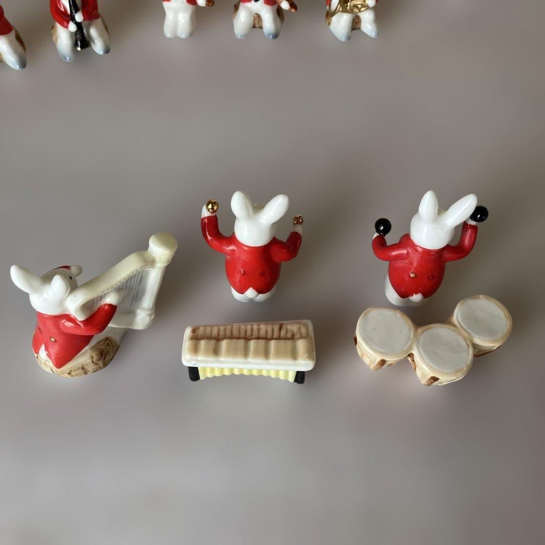 ウサギのオーケストラ　音楽を演奏するウサギの置物　アンティーク