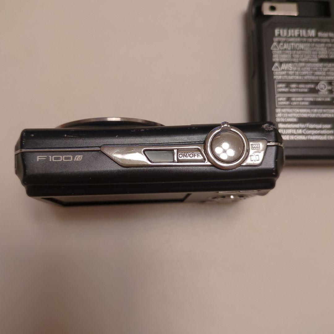 FUJIFILM FINEPIX F100 本体と充電器