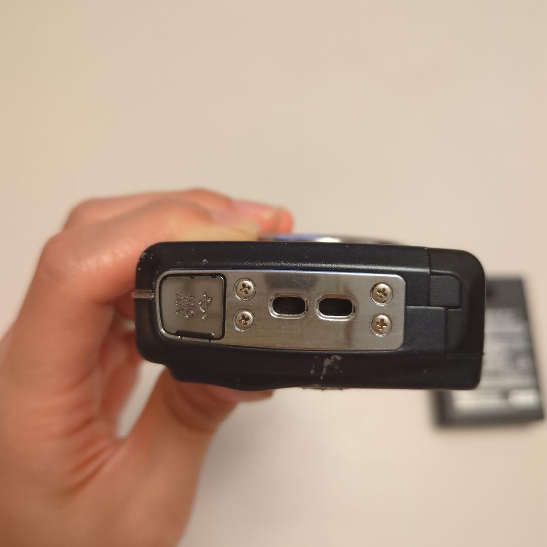 FUJIFILM FINEPIX F100 本体と充電器