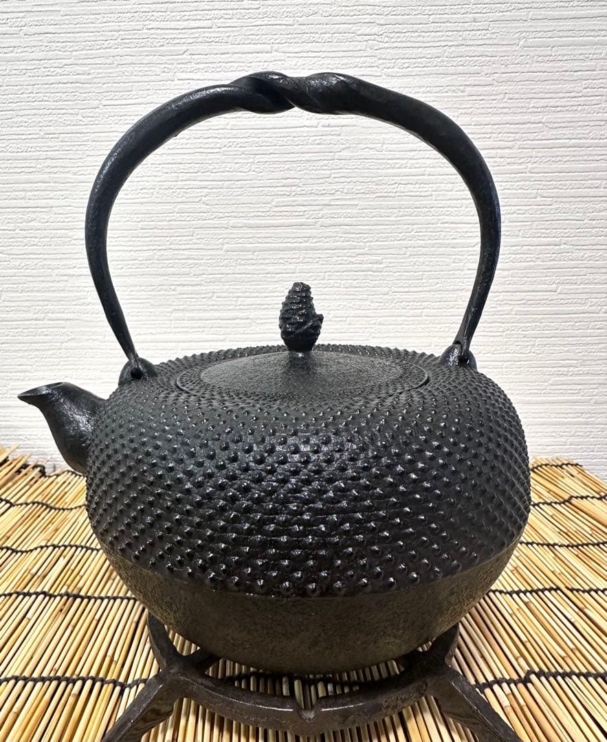 未使用品、タグ付　南部照光堂 心斎作 １８型アラレ　南部鉄瓶　南部鉄器　鉄瓶