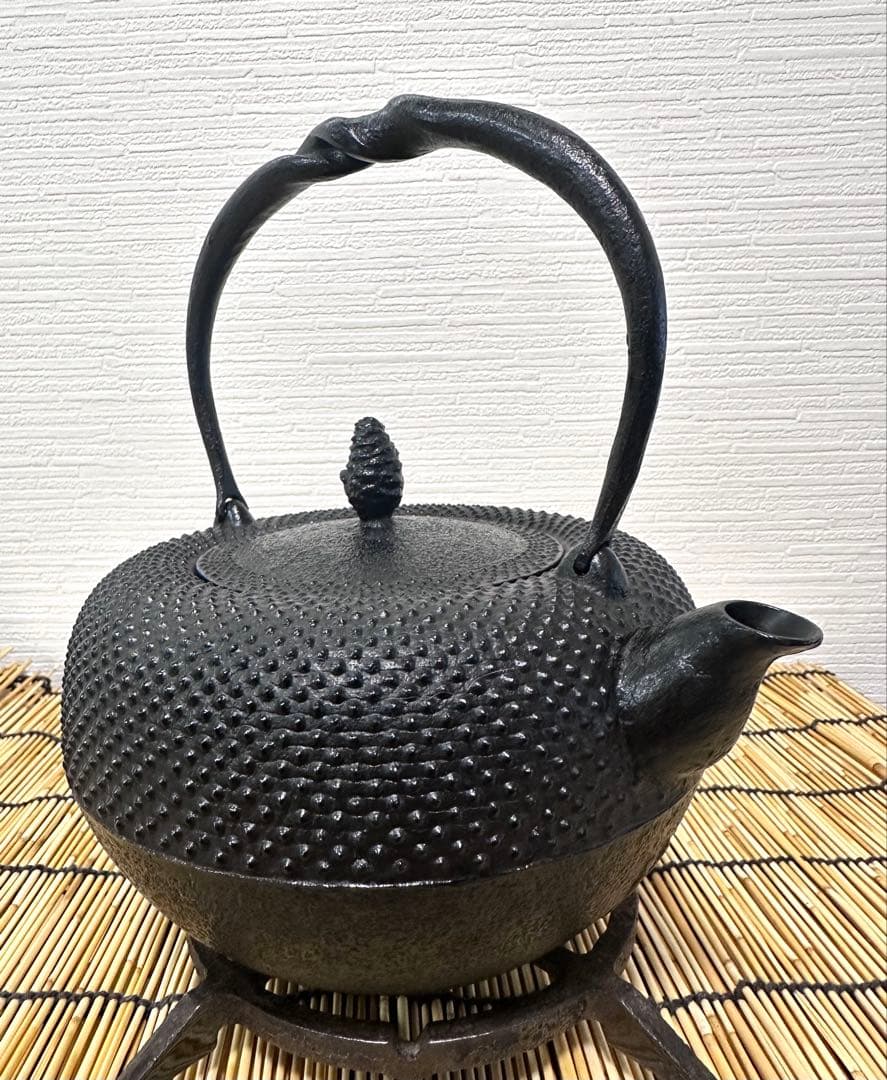 未使用品、タグ付　南部照光堂 心斎作 １８型アラレ　南部鉄瓶　南部鉄器　鉄瓶