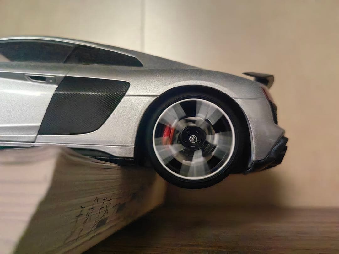 (最終限定値下げ 小汚れ要確認！)1/18アウディ R8 開閉ドア