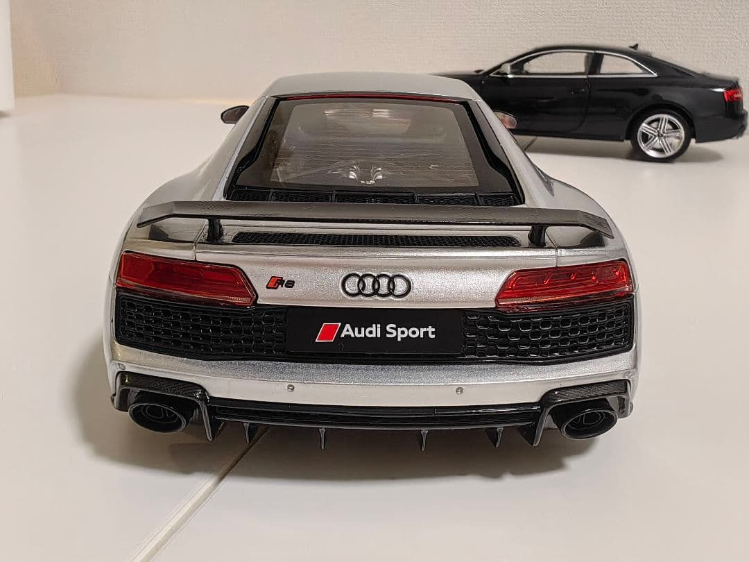 (最終限定値下げ 小汚れ要確認！)1/18アウディ R8 開閉ドア