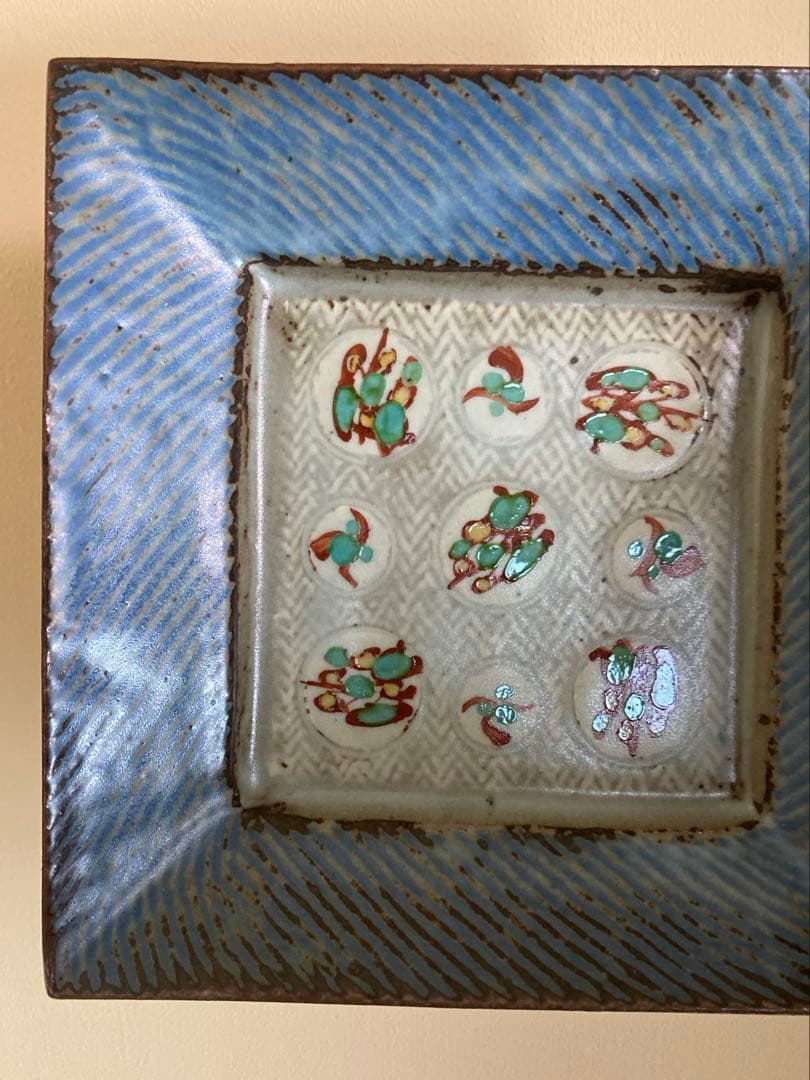 人間国宝 島岡達三 象嵌赤絵草花文角皿 共箱 共布付き