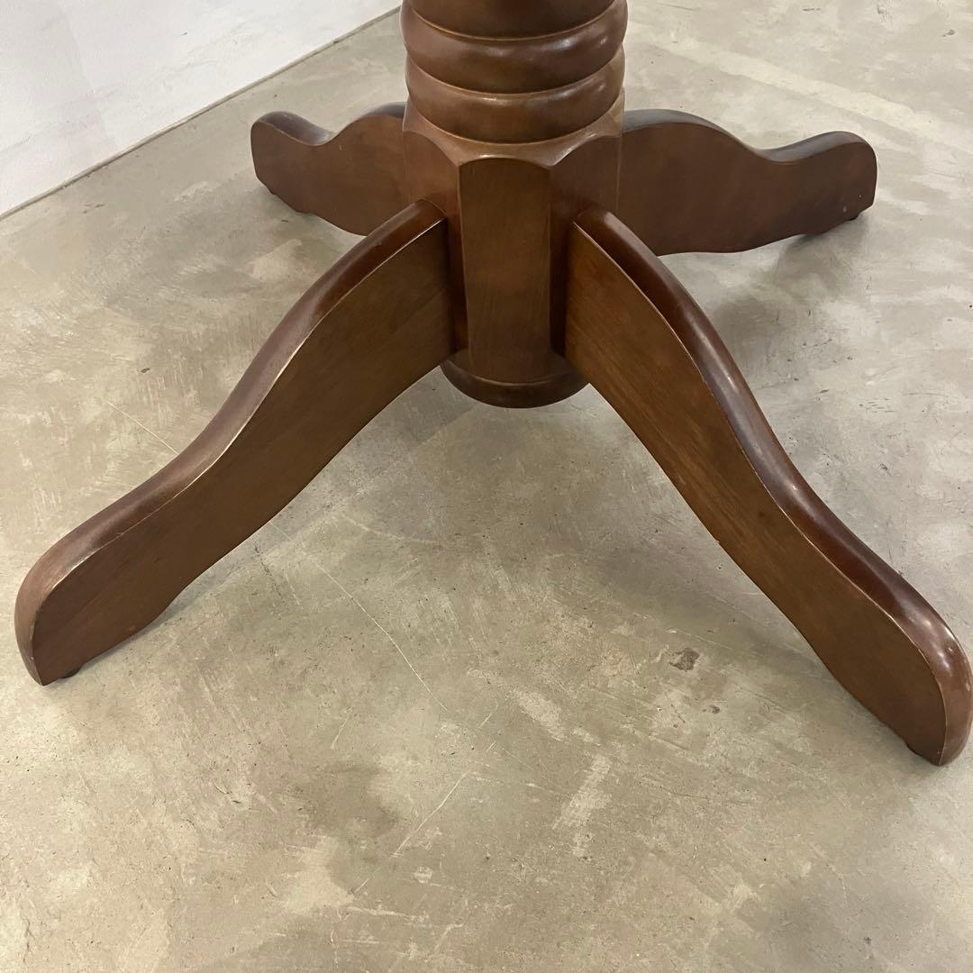 古いラウンドテーブル