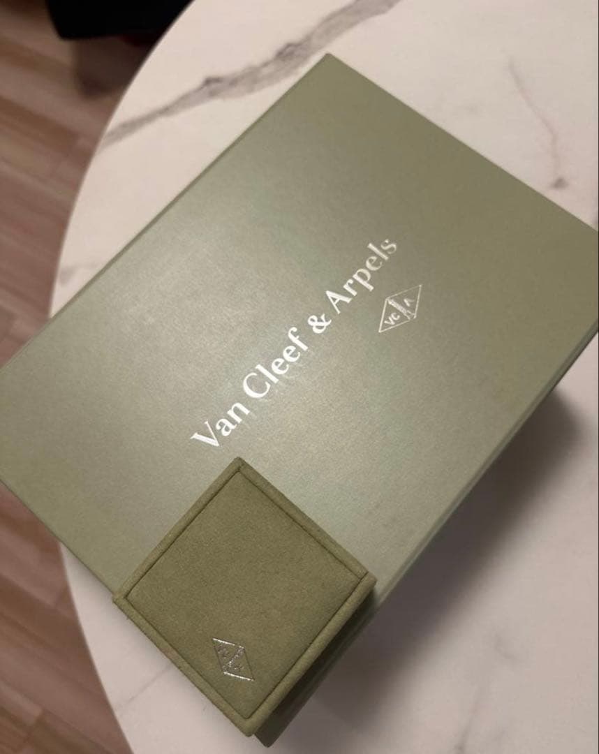 Van Cleef & Arpels ギフトボックス