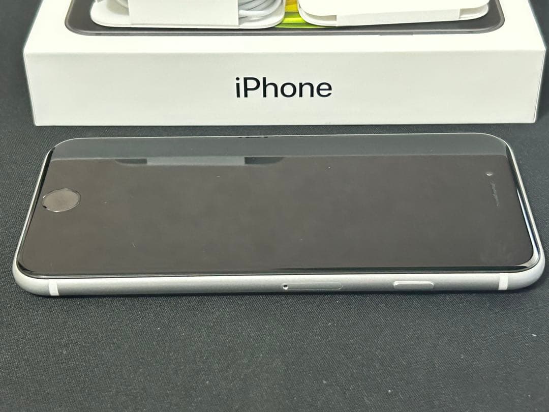 ち*る様 【きれい!!】✴︎SIMフリー Apple iPhoneSE2 64G