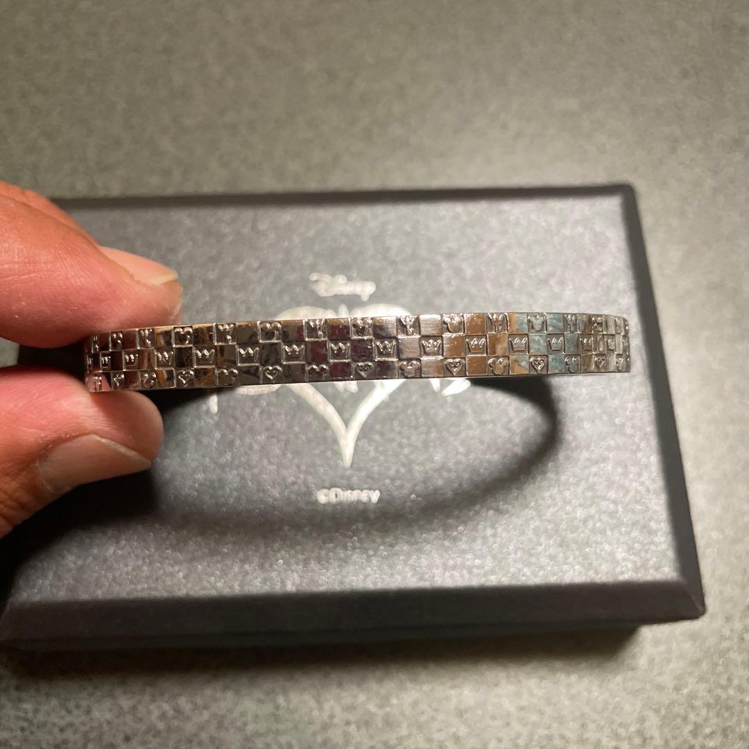 「キングダム ハーツ」 モノグラムバングル「トリプル」 シルバー(いぶし)