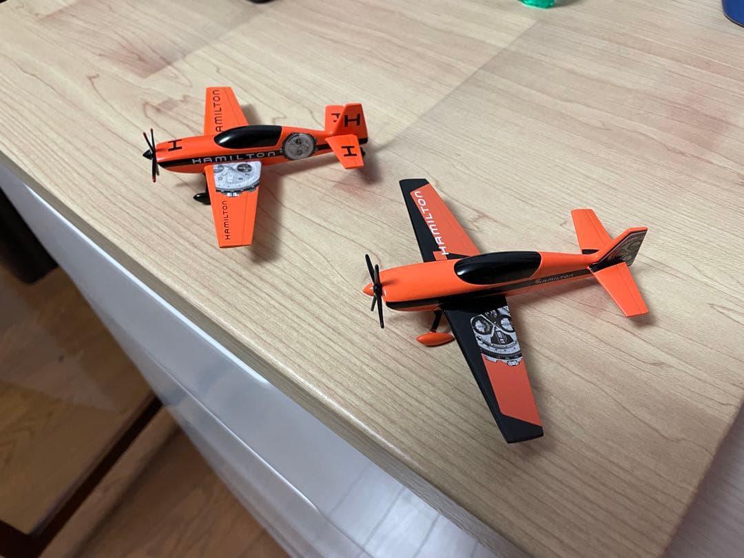 ハミルトン　飛行機　金属製模型　2機セットおまけピンバッジ付き