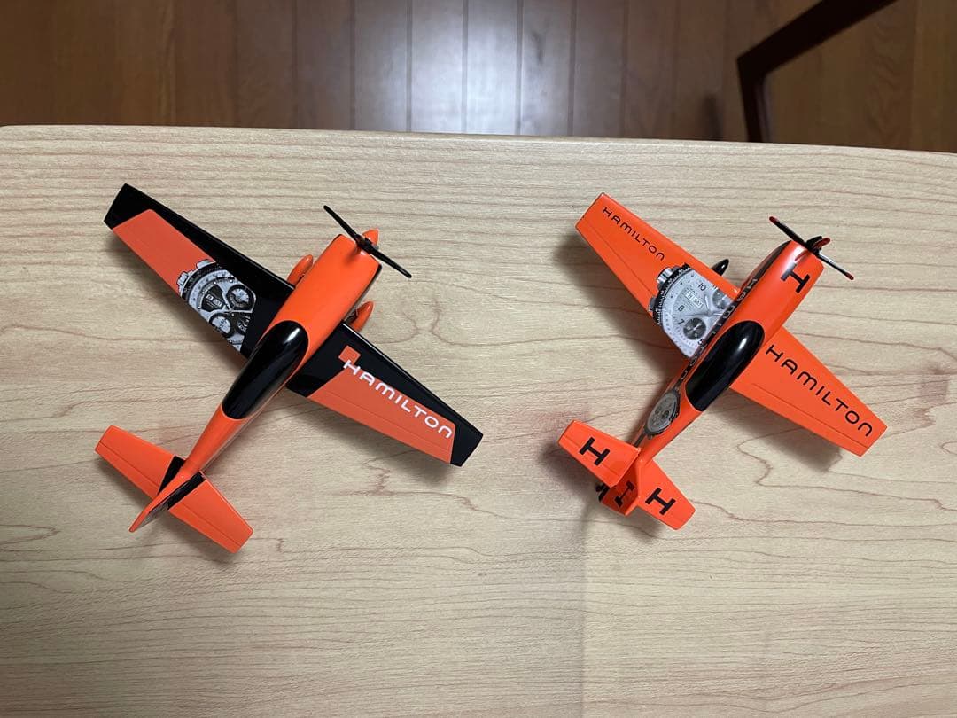 ハミルトン　飛行機　金属製模型　2機セットおまけピンバッジ付き