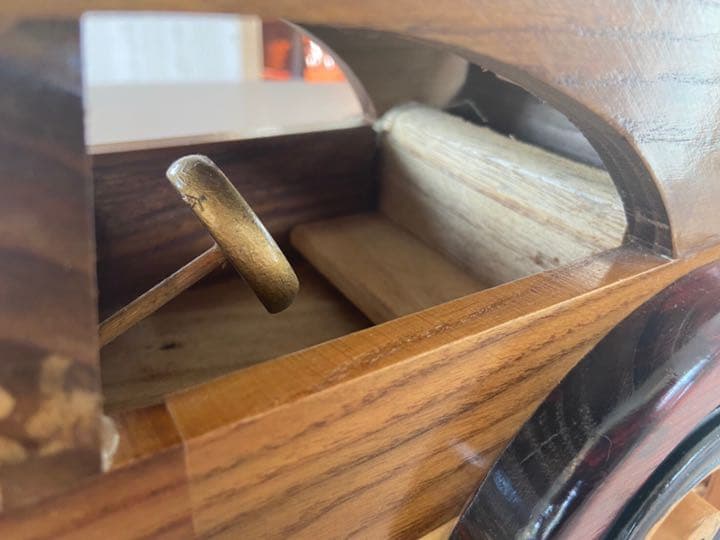 レトロな車の木製オブジェ