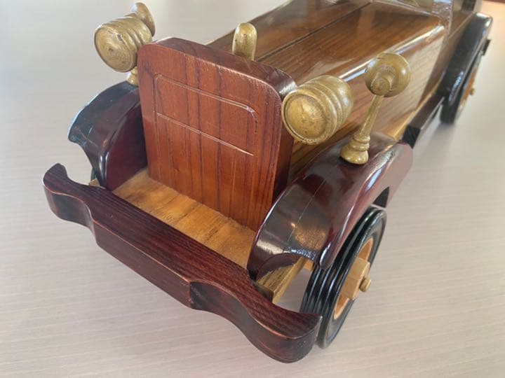 レトロな車の木製オブジェ