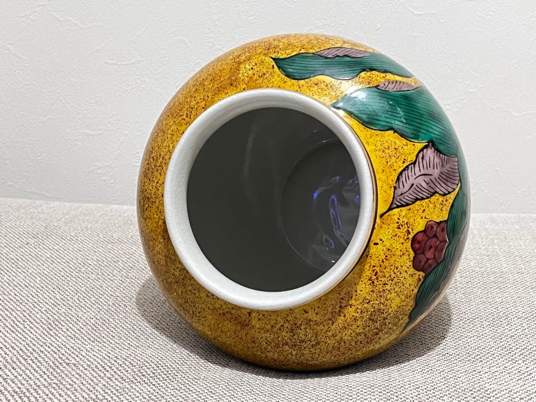 九谷焼き 手描き陶器の丸型壺 ツボ 角福印