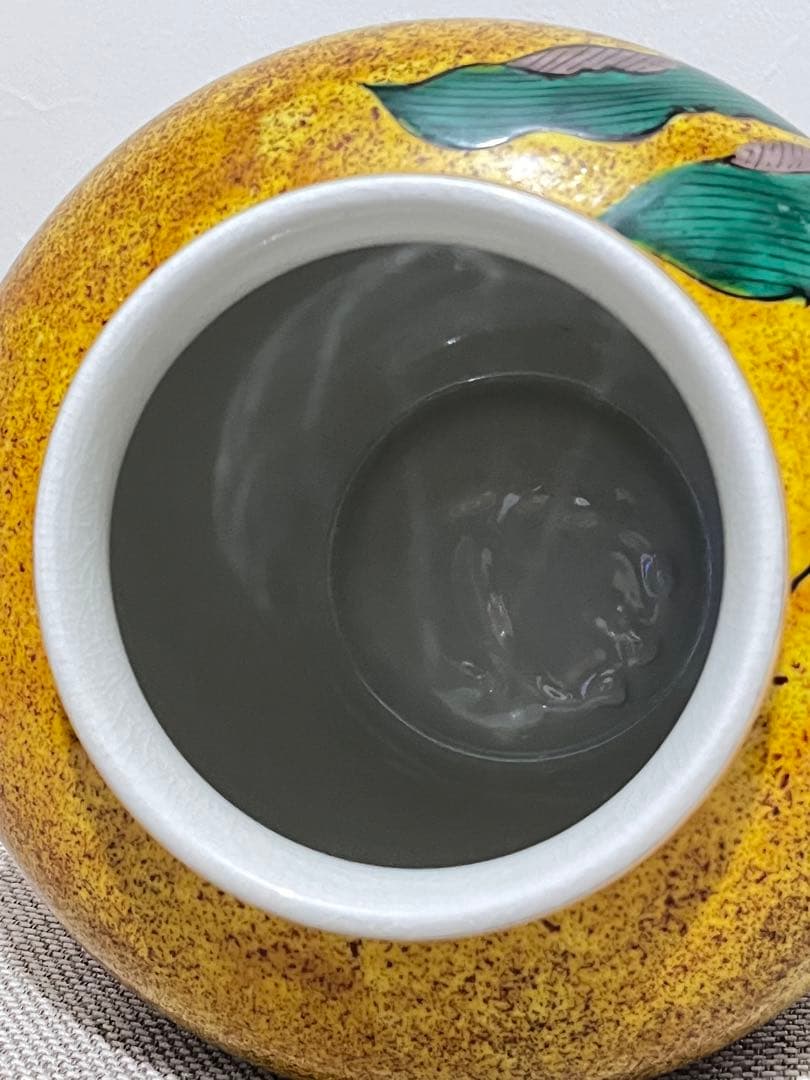 九谷焼き 手描き陶器の丸型壺 ツボ 角福印