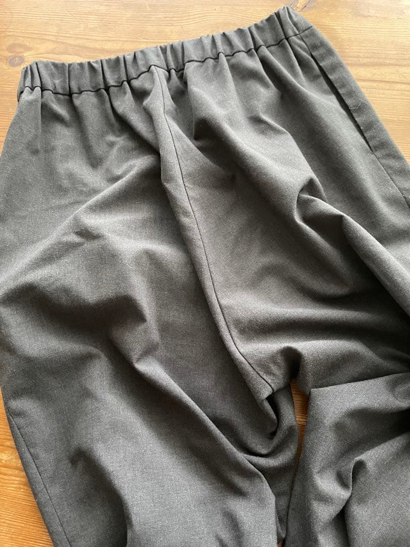 美品　ミズイロインド　チャコールグレー　綺麗目に履けるサルエルパンツ