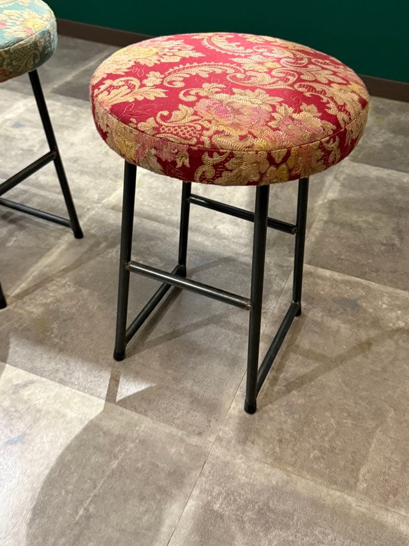 花柄円形スツール　アンティーク風　オリジナル　カフェ　二脚セット