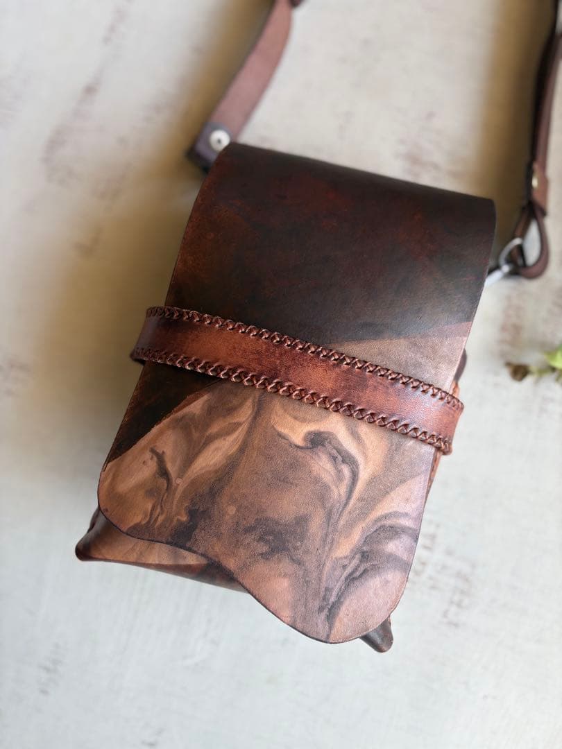 手染めダークチョコ、マーブルの蓋付き大容量シザーケース