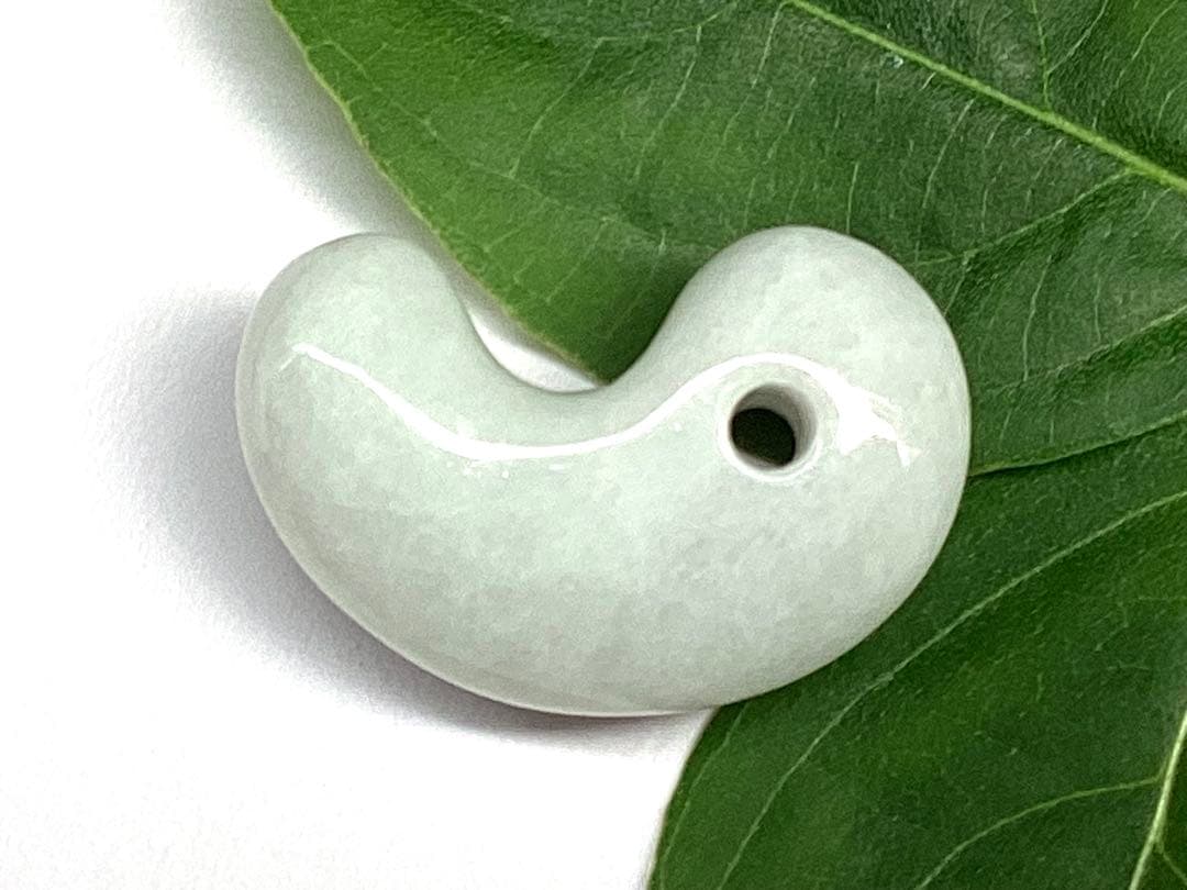 ✳60万円以上の高品質を‼️糸魚川翡翠勾玉*氷　安価卸しにて‼️ 守護石に　鑑別書付