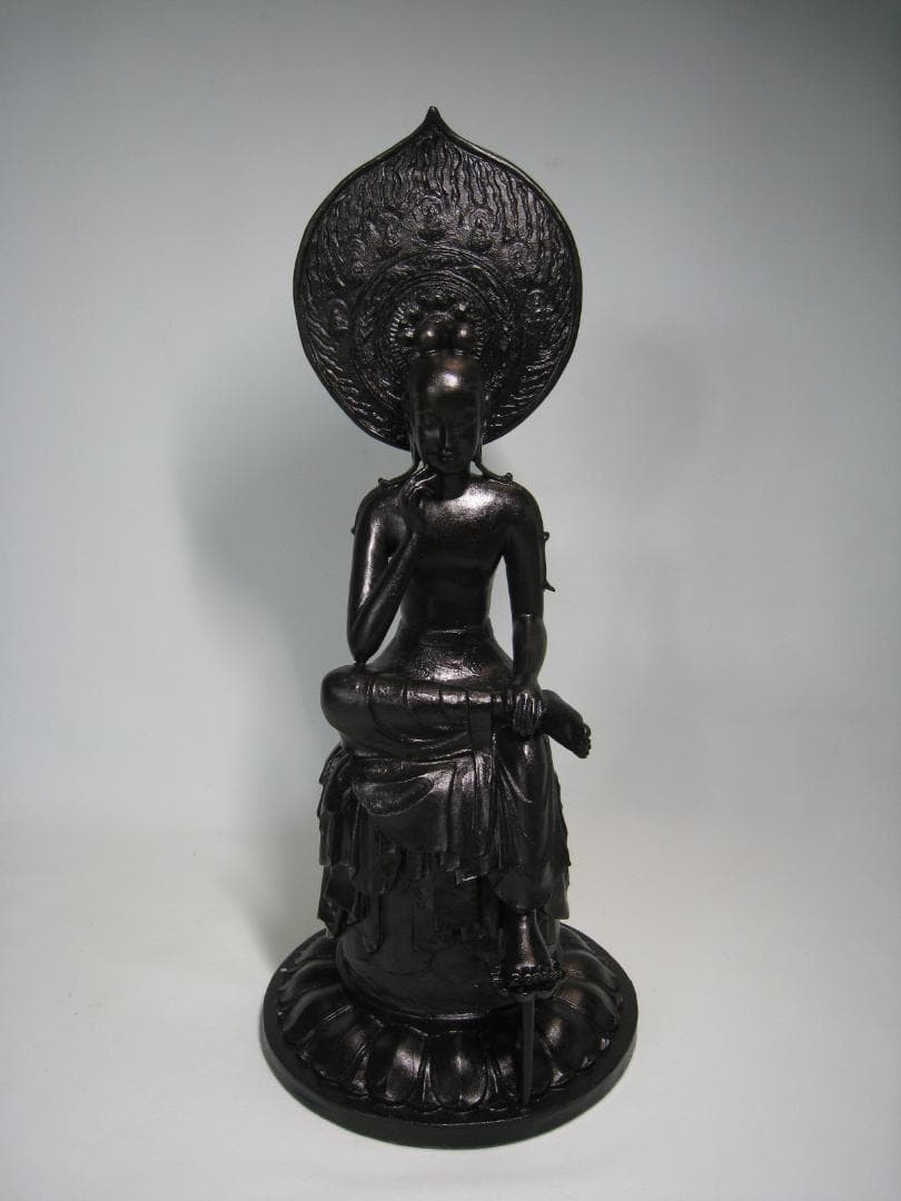 【菩薩半跏像】　　郡順治作　　ブロンズに漆黒の漆仕上