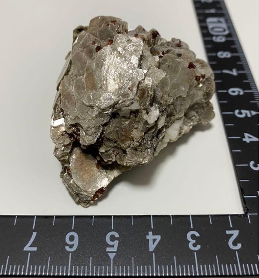 パキスタン産 白雲母上の満礬柘榴石 モスコバイト スペサルティン 外国産鉱物標本