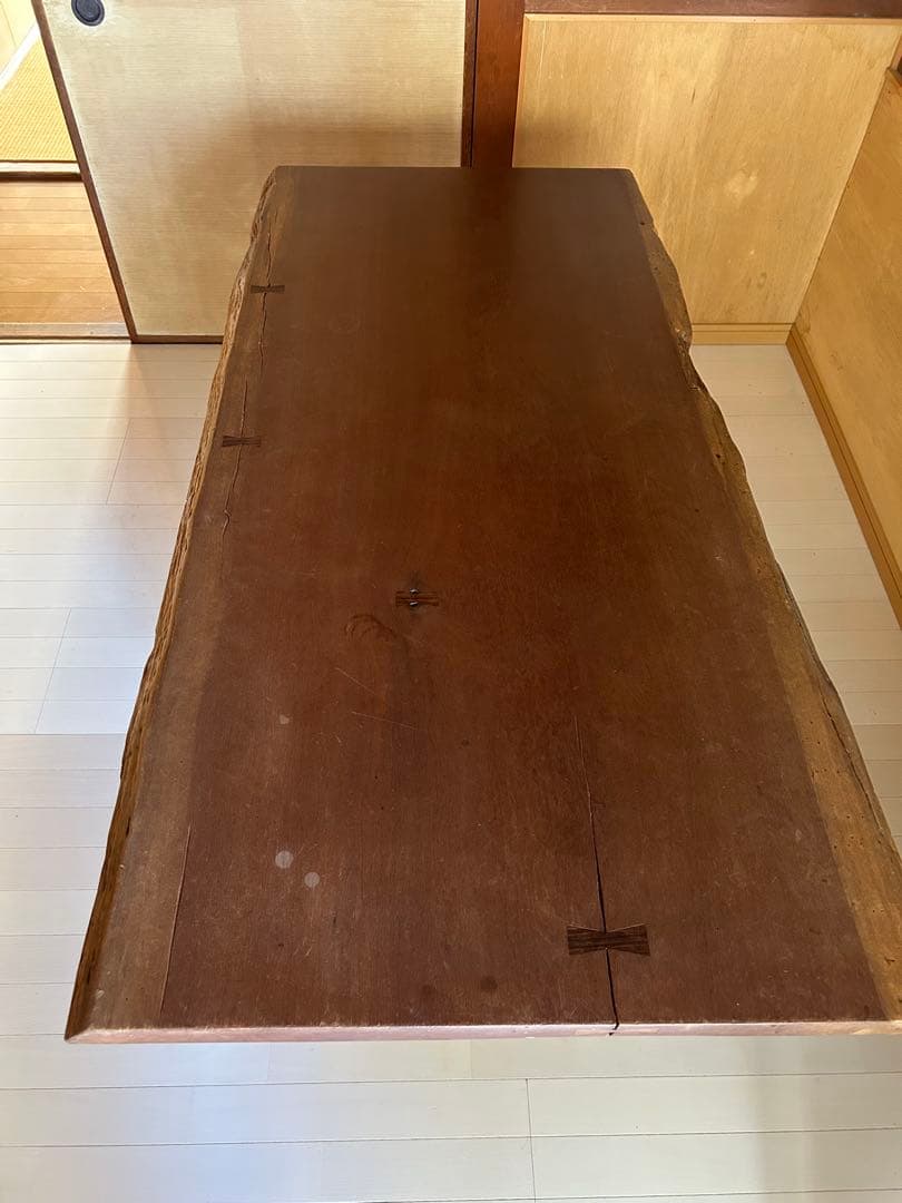 無垢材の木製テーブル