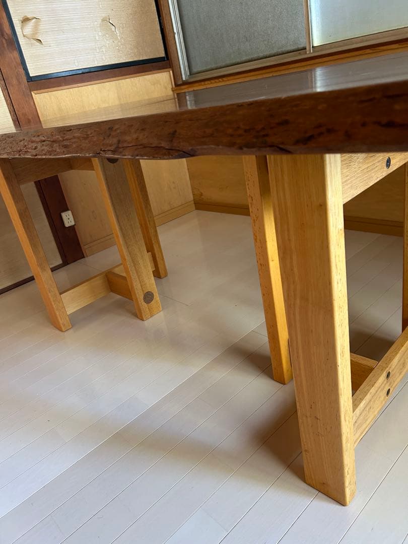 無垢材の木製テーブル