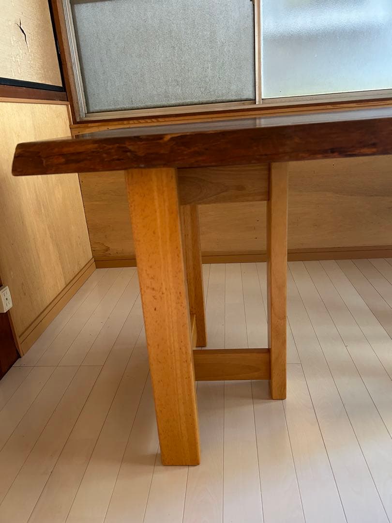 無垢材の木製テーブル